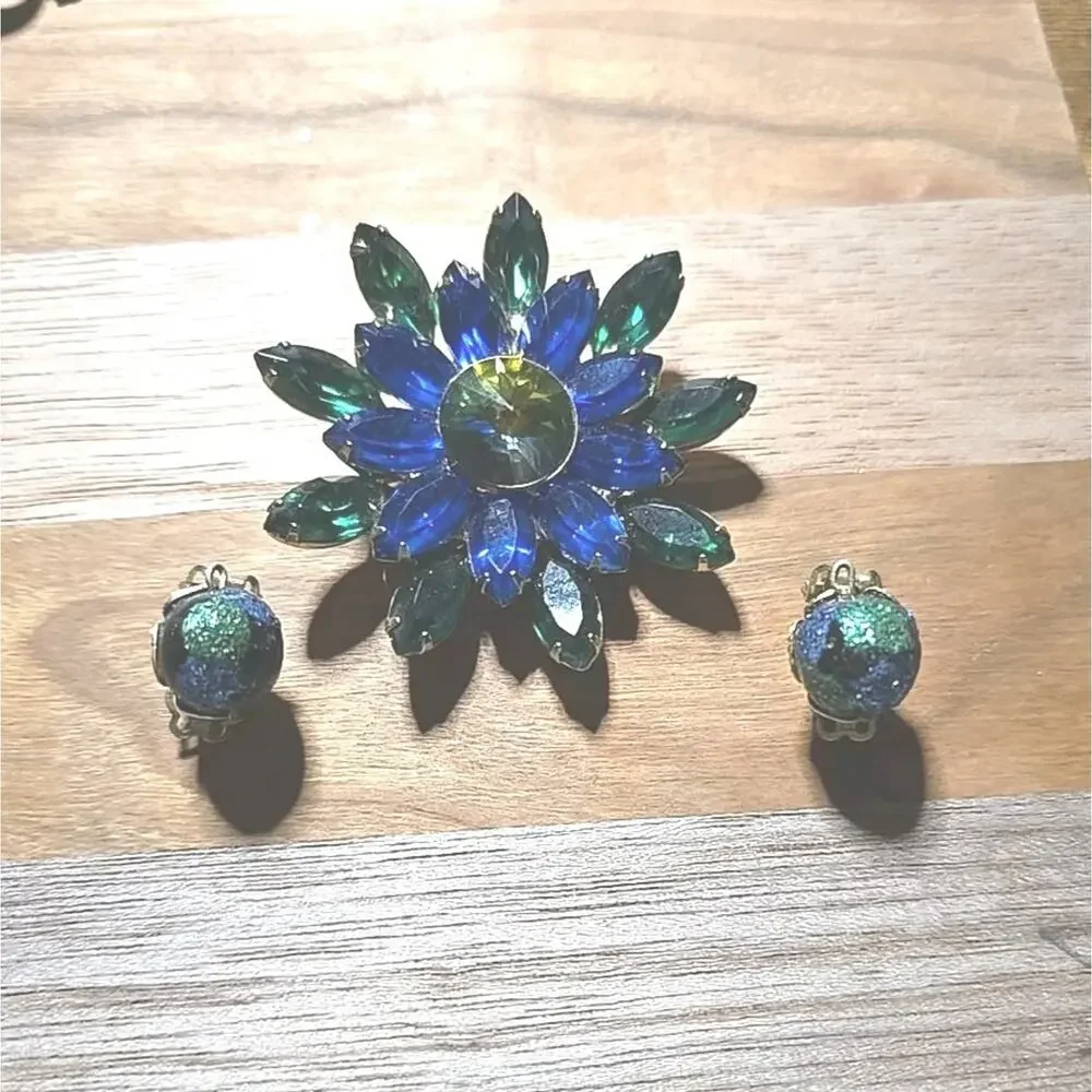 Vtg Green Blue Crystal Rhinestone Elegant Brooch & Clip-On‎ Earrings Set Jewelry